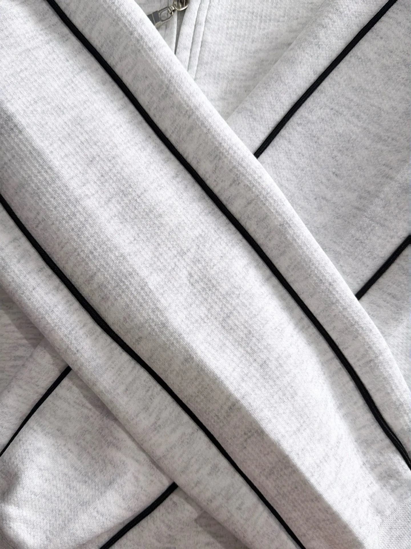 Balenciaga 2026 Long Sleeve Lapel Sweatshirt for Men and Women Same Style Many Stars Same Style, Top Original Version Feel Free to Compare🆚The fabric is custom-dyed and lightly sprayed and distressed. The fabric, material, and details are consistent with the original version. Special cotton and linen fabrics are used. The cost of the fabric is extremely expensive. It is twice as expensive as pure cotton materials. We will do our best at all costs. Three standards are complete. The comparison between non-market products and my fabrics is very different. Only the top version is made! Size: M-4XL